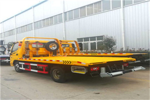 大桥附近拖车救援搭电