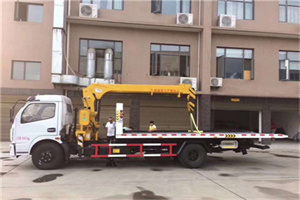 大桥附近汽车轮胎更换